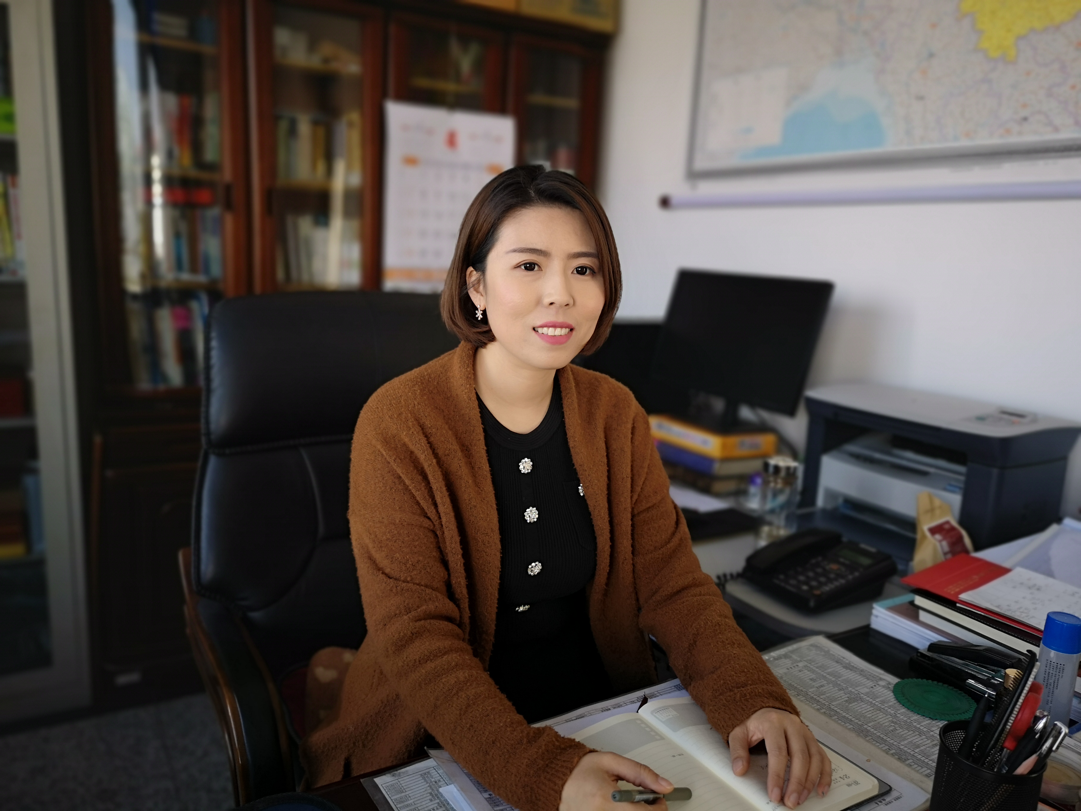 白艳,办公室主任,负责学院党政,工会,科研等各项管理工作,办公电话